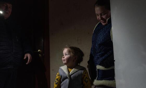 أسرة أوكرانية في منزل انقطعت عنه الكهرباء، في ظل استمرار الهجمات الروسية على البنية التحتية للطاقة